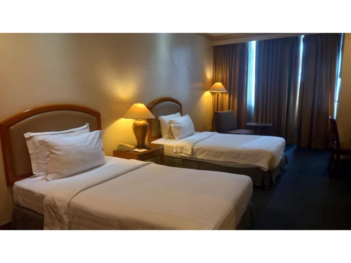 Capital O 914 Makati Palace Hotel Makati City Екстер'єр фото