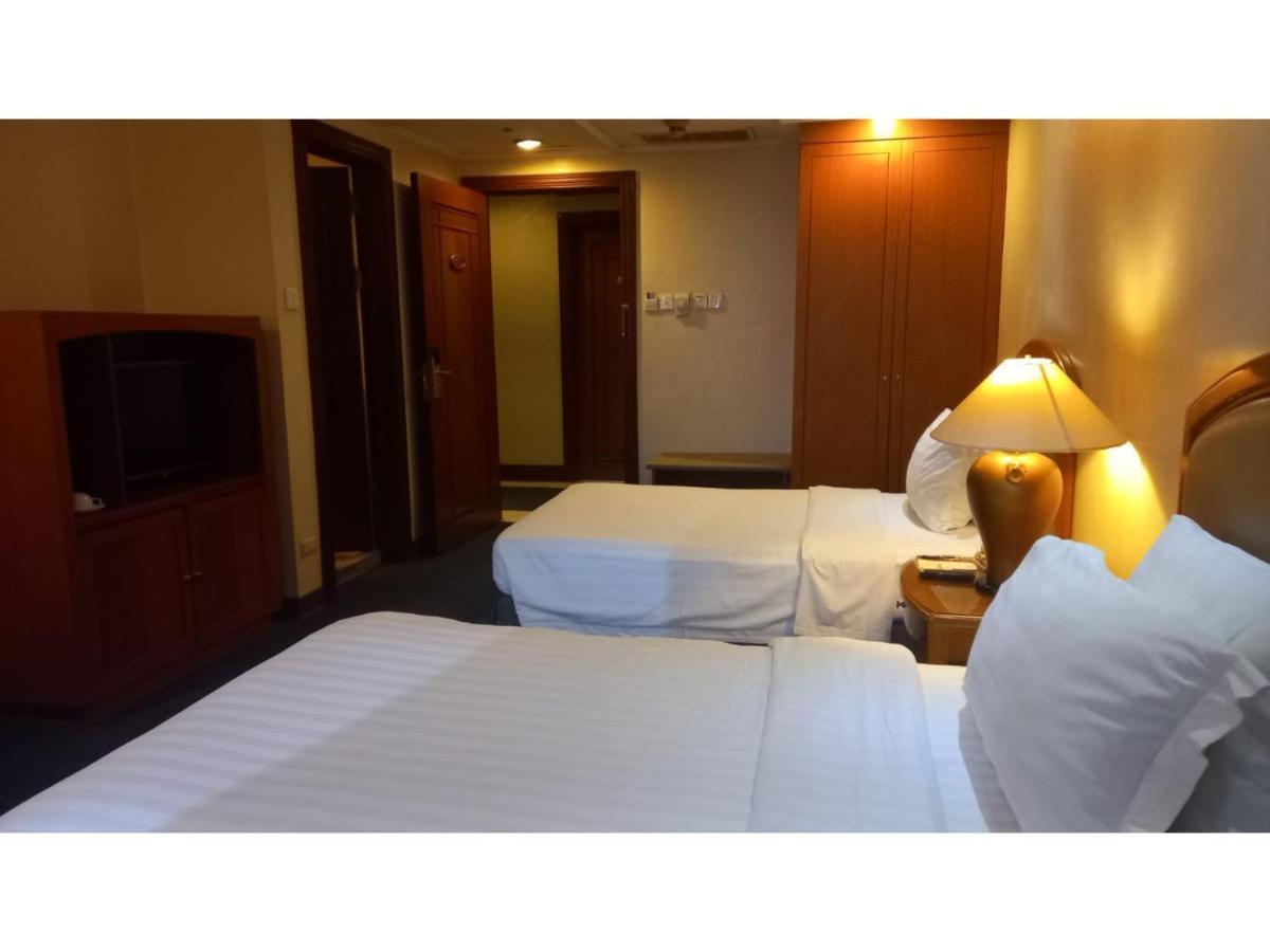 Capital O 914 Makati Palace Hotel Makati City Екстер'єр фото