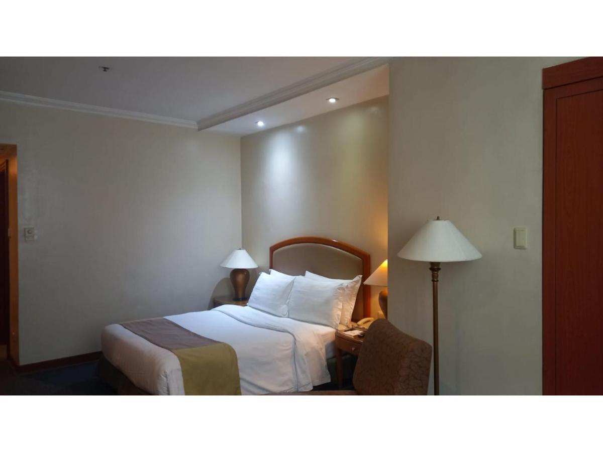 Capital O 914 Makati Palace Hotel Makati City Екстер'єр фото