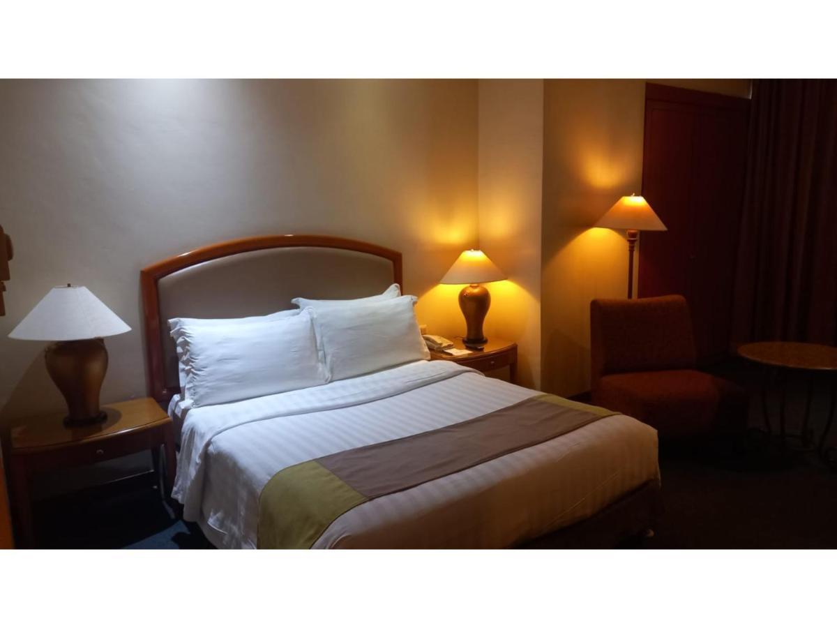 Capital O 914 Makati Palace Hotel Makati City Екстер'єр фото