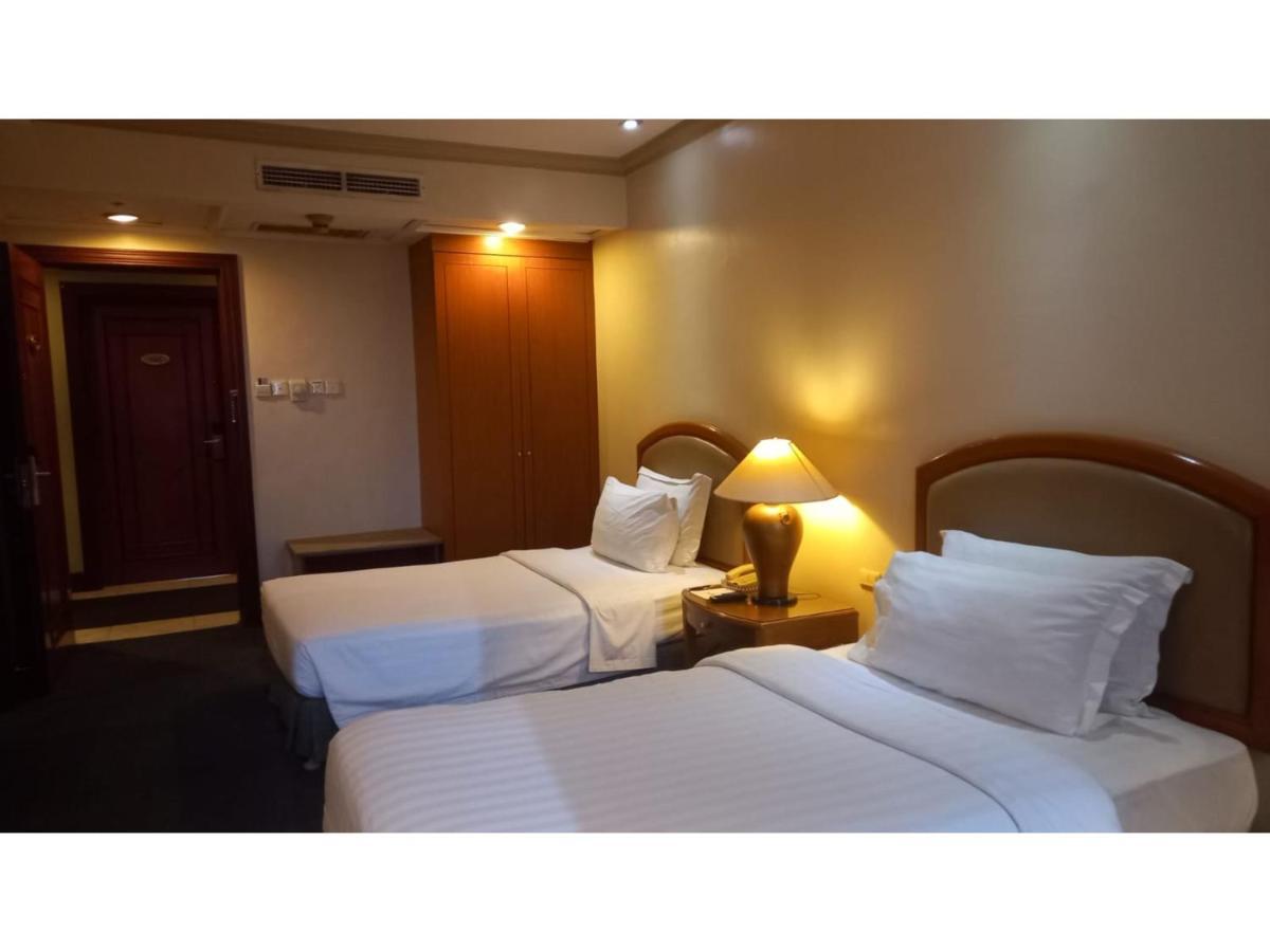 Capital O 914 Makati Palace Hotel Makati City Екстер'єр фото