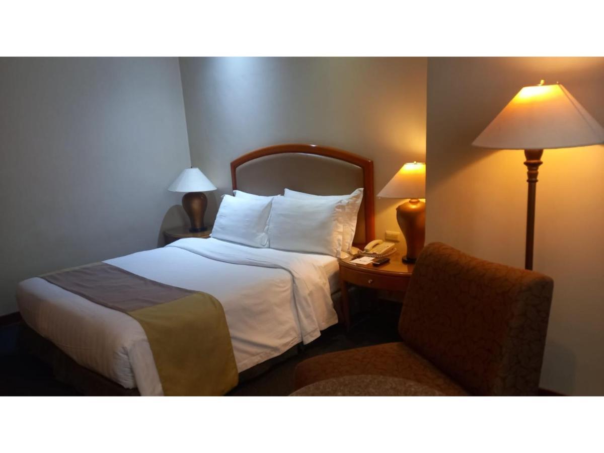 Capital O 914 Makati Palace Hotel Makati City Екстер'єр фото